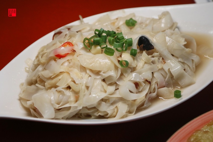 雲林古坑美食／古坑阿嬤私房菜有「一雞多吃」咖啡醬燻烤雞　獨家脆筍麵、脆筍蛋跟狗尾草燉雞湯 - 跟著華少吃吃吃