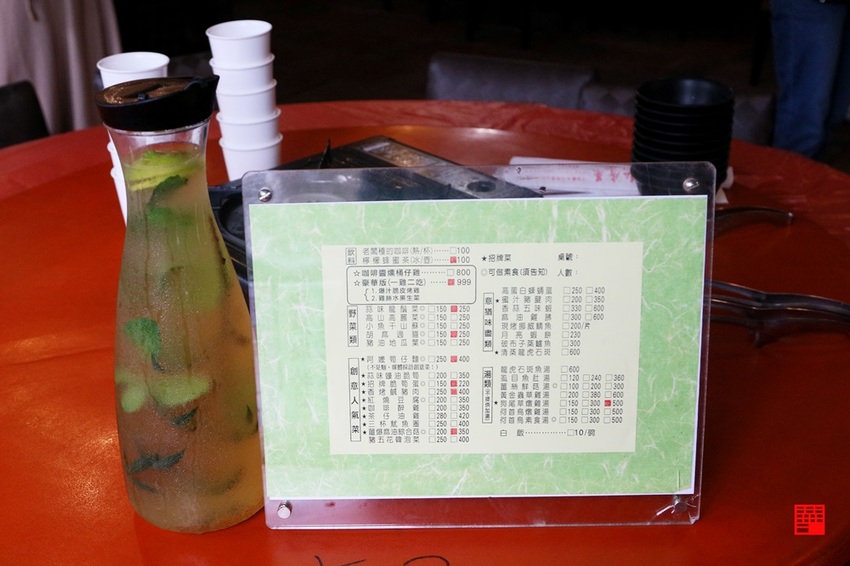 雲林古坑美食／古坑阿嬤私房菜有「一雞多吃」咖啡醬燻烤雞　獨家脆筍麵、脆筍蛋跟狗尾草燉雞湯 - 跟著華少吃吃吃