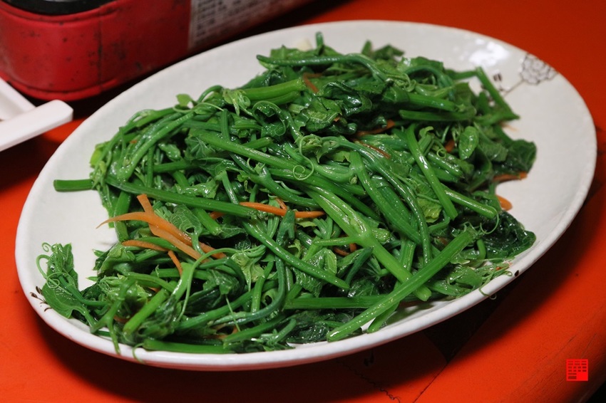 雲林古坑美食／古坑阿嬤私房菜有「一雞多吃」咖啡醬燻烤雞　獨家脆筍麵、脆筍蛋跟狗尾草燉雞湯 - 跟著華少吃吃吃