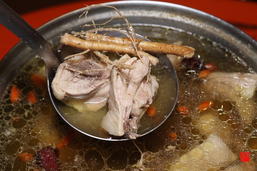 雲林古坑美食／古坑阿嬤私房菜有「一雞多吃」咖啡醬燻烤雞　獨家脆筍麵、脆筍蛋跟狗尾草燉雞湯 - 跟著華少吃吃吃