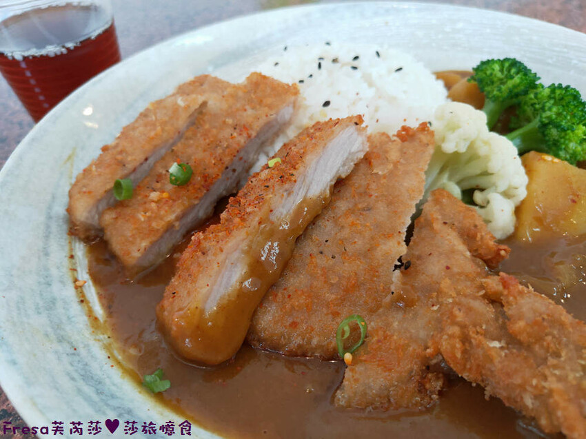 高雄餐館【食川全麥涼麵】旗山老街周邊飯館.濃郁咖哩飯加上酥香炸豬排超滿足│鍋燒丼飯│旗山美食