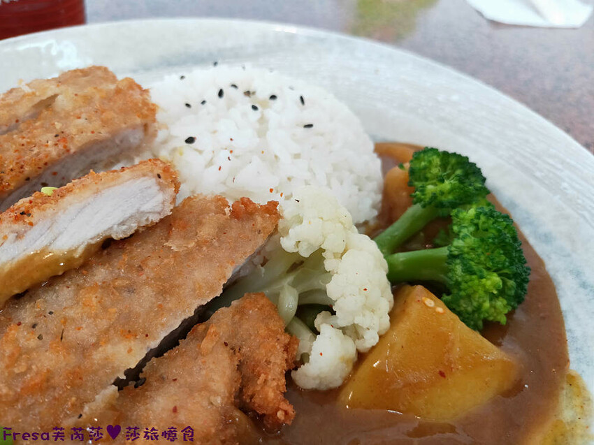 高雄餐館【食川全麥涼麵】旗山老街周邊飯館.濃郁咖哩飯加上酥香炸豬排超滿足│鍋燒丼飯│旗山美食