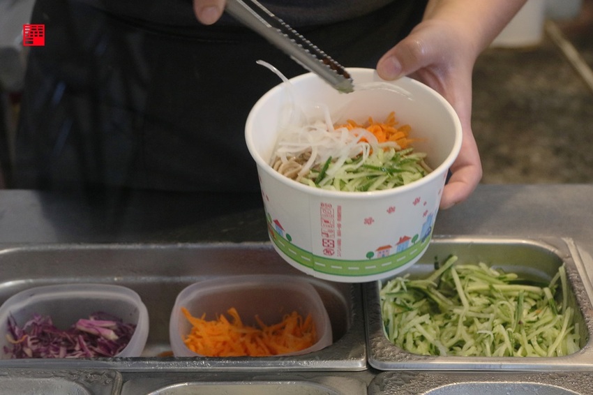 高雄旗山美食／日式食川全麥涼麵｜在地經典小吃推薦　必點唐揚炸雞涼麵、熔岩起司豬排咖哩飯　紅茶還可無限暢飲 - 跟著華少吃吃吃