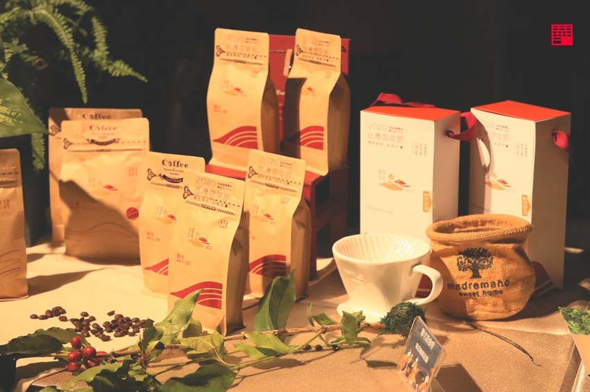 雲林古坑美食／2020台灣咖啡節記者會　在世界冠軍嵩岳咖啡見證要價12800元的帕修斯雞 - 跟著華少吃吃吃