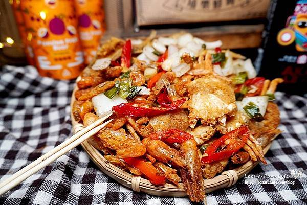 E&M 海鮮燒烤啤酒 日月潭必吃小吃 美食 伊達邵碼頭美食 手工啤酒 日月潭限定 小米馬告啤酒 一口蟹 奇力魚 潭蝦 炸物 日月潭名產 阿薩姆紅茶啤酒DSC09327.JPG