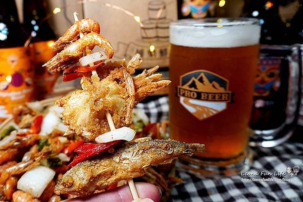 E&M 海鮮燒烤啤酒 日月潭必吃小吃 美食 伊達邵碼頭美食 手工啤酒 日月潭限定 小米馬告啤酒 一口蟹 奇力魚 潭蝦 炸物 日月潭名產 阿薩姆紅茶啤酒DSC09373.JPG