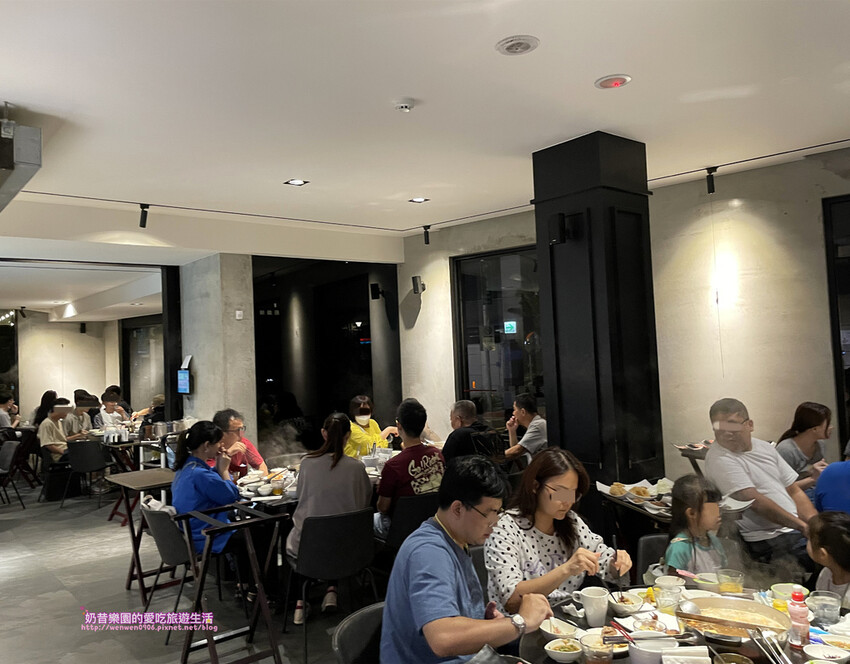 [台北中正區]紅到不行的辛殿麻辣鍋湯頭不是我的菜～大推冰淇淋和肉品戶外坐位很chill＠公館店