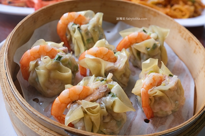 一鑫園。菜單看不到、內行人才懂吃隱藏版「蚵仔蓋飯」，肥美鮮蚵滿到連碗都快裝不下！ @蹦啾♥謝蘿莉 La vie heureuse