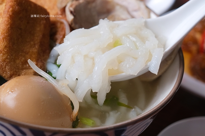 一鑫園。菜單看不到、內行人才懂吃隱藏版「蚵仔蓋飯」，肥美鮮蚵滿到連碗都快裝不下！ @蹦啾♥謝蘿莉 La vie heureuse