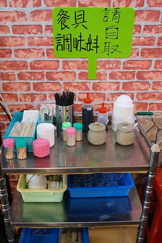 一鑫園。菜單看不到、內行人才懂吃隱藏版「蚵仔蓋飯」，肥美鮮蚵滿到連碗都快裝不下！ @蹦啾♥謝蘿莉 La vie heureuse