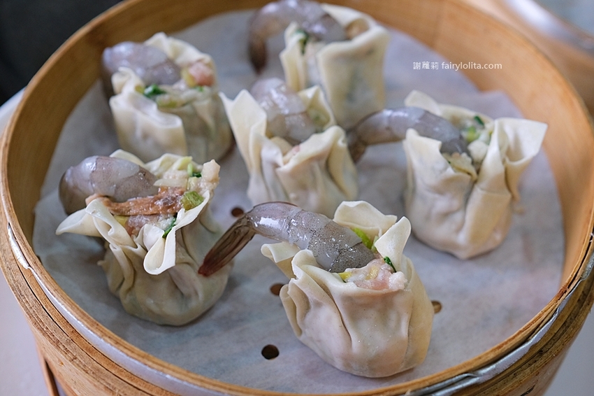 一鑫園。菜單看不到、內行人才懂吃隱藏版「蚵仔蓋飯」，肥美鮮蚵滿到連碗都快裝不下！ @蹦啾♥謝蘿莉 La vie heureuse