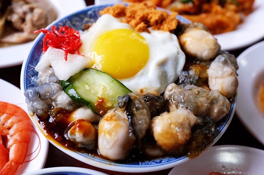 一鑫園。菜單看不到、內行人才懂吃隱藏版「蚵仔蓋飯」，肥美鮮蚵滿到連碗都快裝不下！ @蹦啾♥謝蘿莉 La vie heureuse