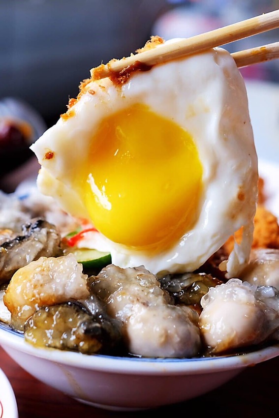 一鑫園。菜單看不到、內行人才懂吃隱藏版「蚵仔蓋飯」，肥美鮮蚵滿到連碗都快裝不下！ @蹦啾♥謝蘿莉 La vie heureuse
