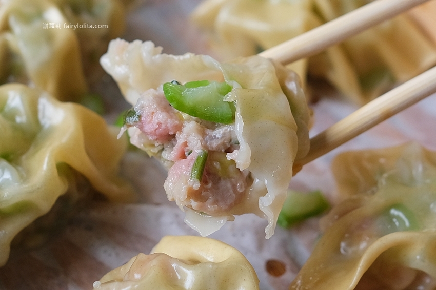 一鑫園。菜單看不到、內行人才懂吃隱藏版「蚵仔蓋飯」，肥美鮮蚵滿到連碗都快裝不下！ @蹦啾♥謝蘿莉 La vie heureuse