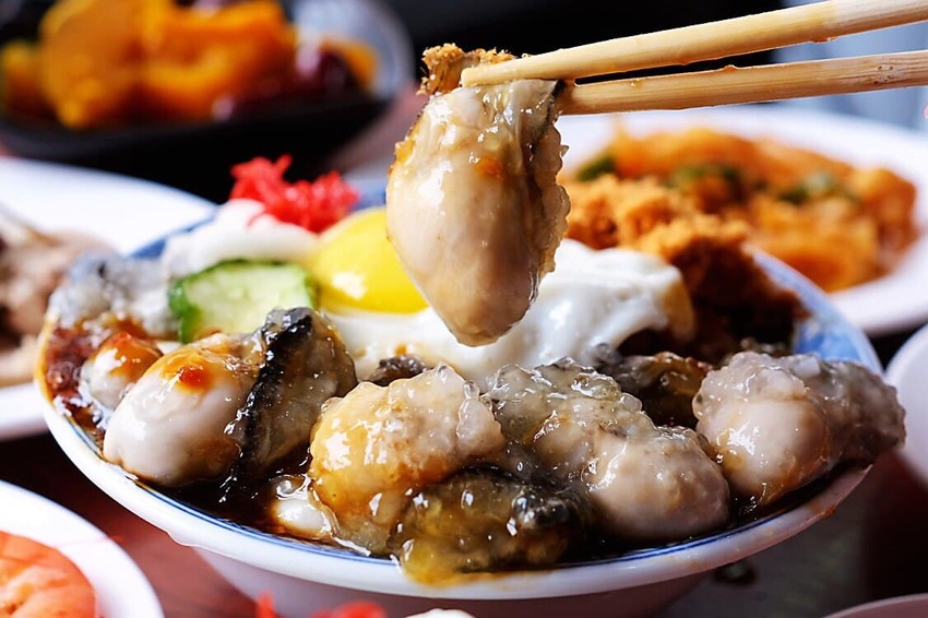 一鑫園。菜單看不到、內行人才懂吃隱藏版「蚵仔蓋飯」，肥美鮮蚵滿到連碗都快裝不下！ @蹦啾♥謝蘿莉 La vie heureuse