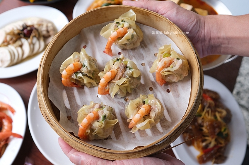 一鑫園。菜單看不到、內行人才懂吃隱藏版「蚵仔蓋飯」，肥美鮮蚵滿到連碗都快裝不下！ @蹦啾♥謝蘿莉 La vie heureuse