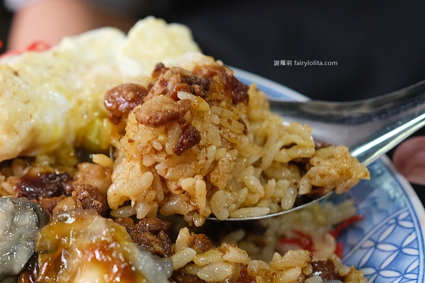 一鑫園。菜單看不到、內行人才懂吃隱藏版「蚵仔蓋飯」，肥美鮮蚵滿到連碗都快裝不下！ @蹦啾♥謝蘿莉 La vie heureuse