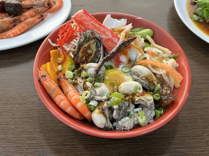 (羅東美食)一鑫園小吃~爆量蚵仔滷肉飯、招牌手工燒賣!宜蘭特