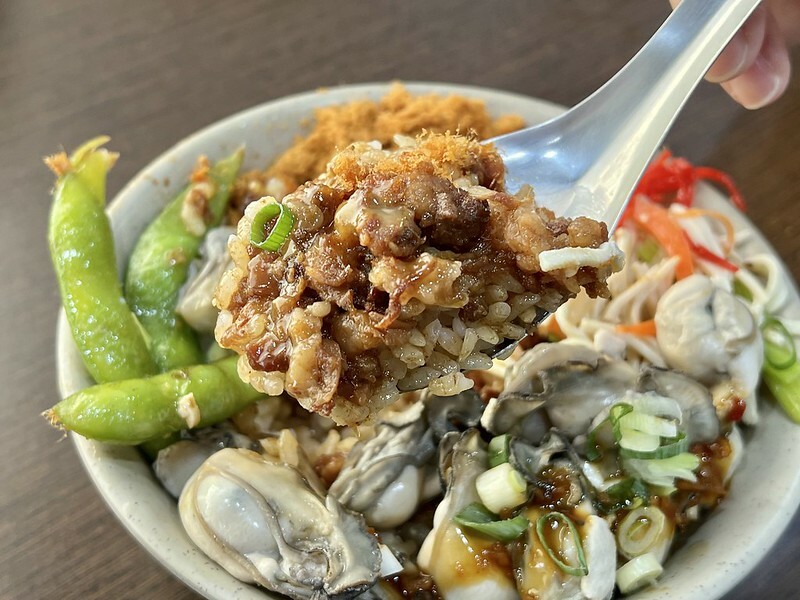 (羅東美食)一鑫園小吃~爆量蚵仔滷肉飯、招牌手工燒賣!宜蘭特