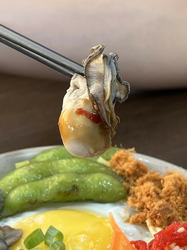 (羅東美食)一鑫園小吃~爆量蚵仔滷肉飯、招牌手工燒賣!宜蘭特