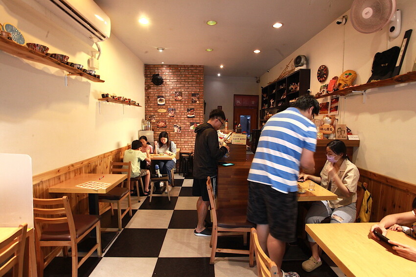 高雄市苓雅區吃。高雄美食｜苓雅區。「碰心蘿蔔」小高不小心二訪超人氣日式平價料理店，幾年後品嚐心得都一樣值得推薦給