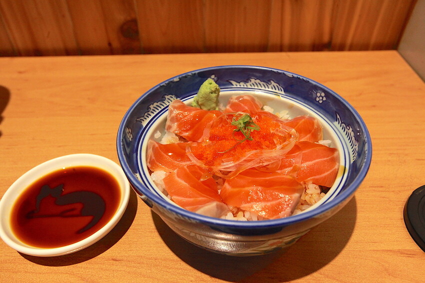 高雄市苓雅區吃。高雄美食｜苓雅區。「碰心蘿蔔」小高不小心二訪超人氣日式平價料理店，幾年後品嚐心得都一樣值得推薦給
