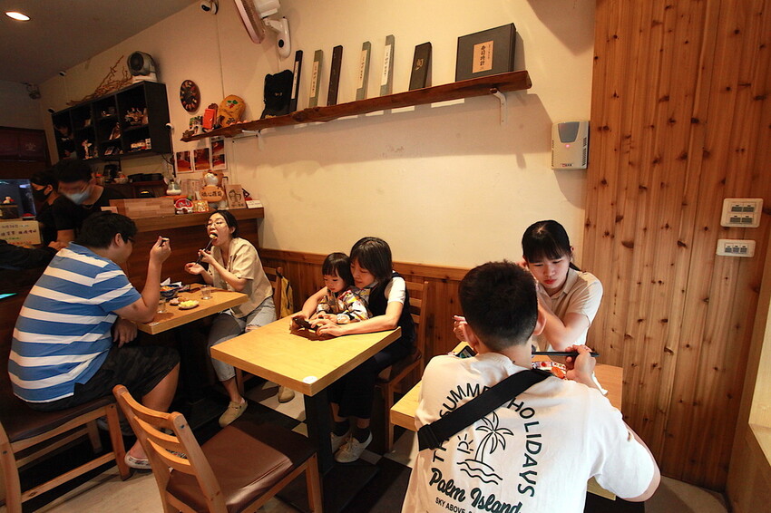 高雄市苓雅區吃。高雄美食｜苓雅區。「碰心蘿蔔」小高不小心二訪超人氣日式平價料理店，幾年後品嚐心得都一樣值得推薦給