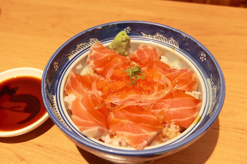 高雄市苓雅區吃。高雄美食｜苓雅區。「碰心蘿蔔」小高不小心二訪超人氣日式平價料理店，幾年後品嚐心得都一樣值得推薦給