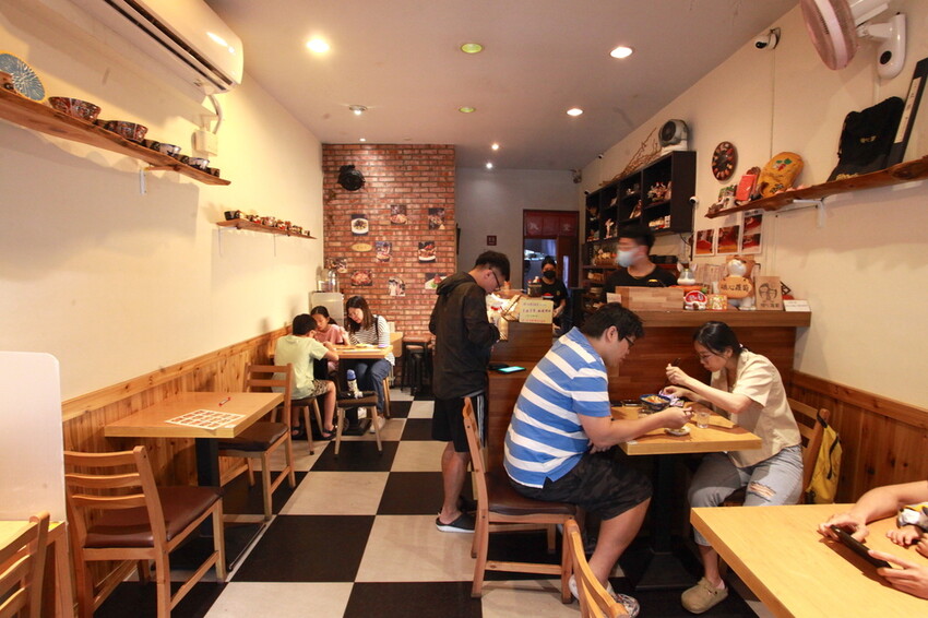 高雄市苓雅區吃。高雄美食｜苓雅區。「碰心蘿蔔」小高不小心二訪超人氣日式平價料理店，幾年後品嚐心得都一樣值得推薦給