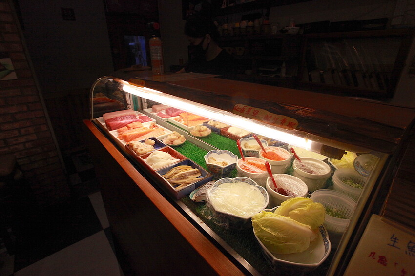 高雄市苓雅區吃。高雄美食｜苓雅區。「碰心蘿蔔」小高不小心二訪超人氣日式平價料理店，幾年後品嚐心得都一樣值得推薦給