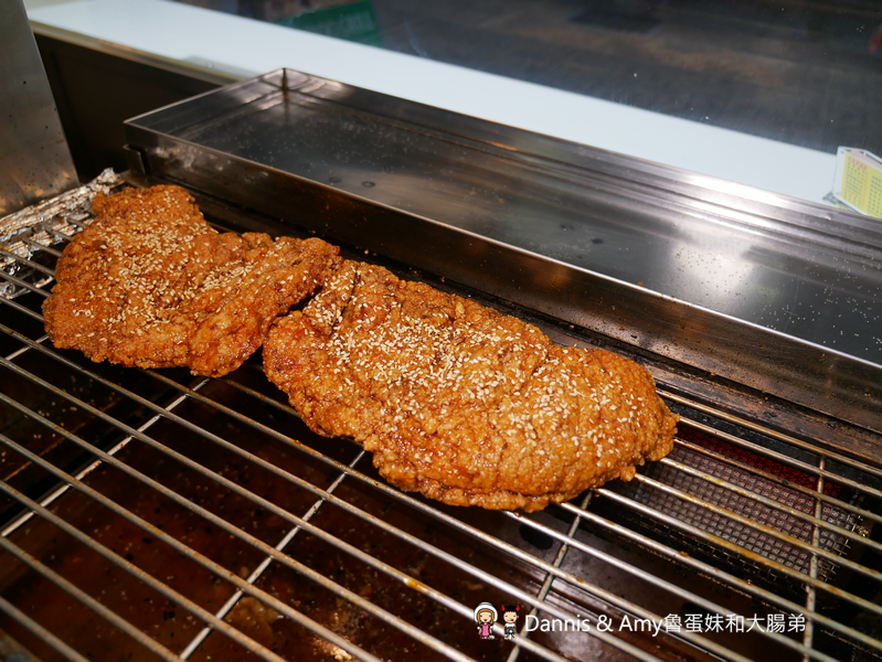 湖口美食︱新竹城隍廟排隊名店 -維縈家鄉碳烤雞排(明星店)插旗湖口工業區啦!先炸再碳烤外酥內嫩搭配獨門醬汁~湖口工業區下午茶宵夜新選擇。士林夜市排隊美食(影片) 湖口美食︱新竹城隍廟排隊名店 -維縈家鄉碳烤雞排(明星店)插旗湖口工業區啦!先炸再碳烤外酥內嫩搭配獨門醬汁~湖口工業區下午茶宵夜新選擇。士林夜市排隊美食(影片)