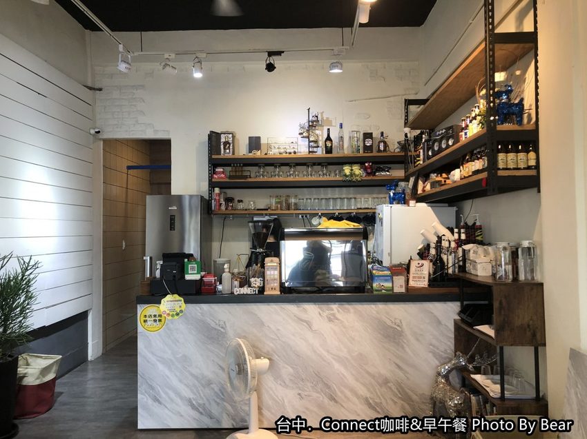 【台中】「Connect咖啡&早午餐，有正港鹹酥雞入菜的大份量早午餐（咖哩飯/歐姆蛋/手工烤餅/台灣大道上/近新光三越.大遠百）」