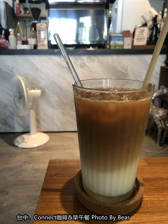 【台中】「Connect咖啡&早午餐，有正港鹹酥雞入菜的大份量早午餐（咖哩飯/歐姆蛋/手工烤餅/台灣大道上/近新光三越.大遠百）」