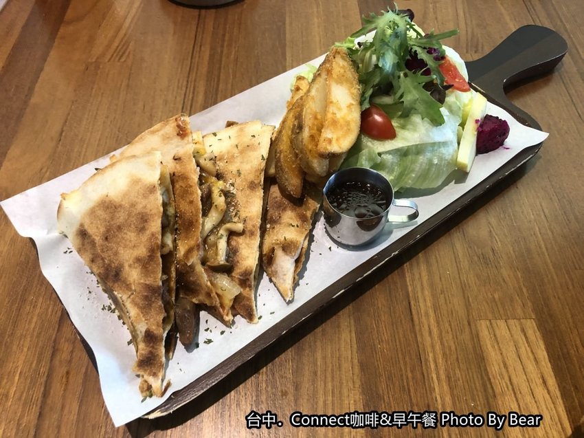【台中】「Connect咖啡&早午餐，有正港鹹酥雞入菜的大份量早午餐（咖哩飯/歐姆蛋/手工烤餅/台灣大道上/近新光三越.大遠百）」