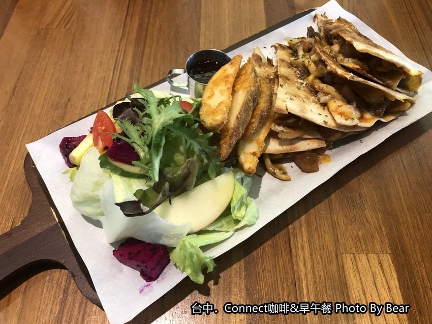 【台中】「Connect咖啡&早午餐，有正港鹹酥雞入菜的大份量早午餐（咖哩飯/歐姆蛋/手工烤餅/台灣大道上/近新光三越.大遠百）」