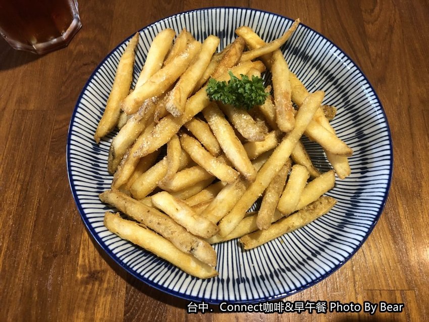 【台中】「Connect咖啡&早午餐，有正港鹹酥雞入菜的大份量早午餐（咖哩飯/歐姆蛋/手工烤餅/台灣大道上/近新光三越.大遠百）」