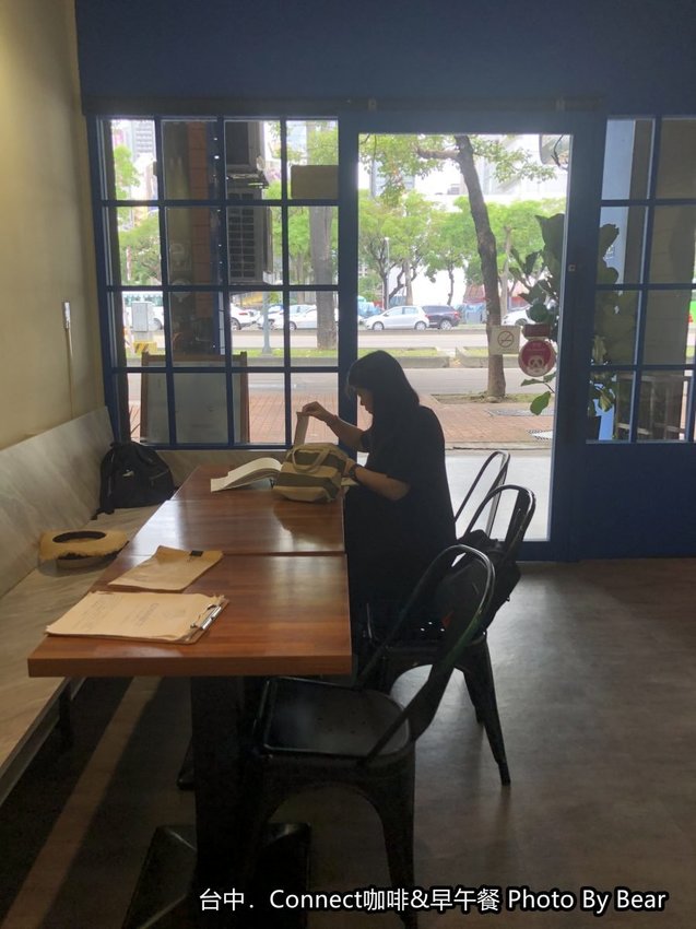 【台中】「Connect咖啡&早午餐，有正港鹹酥雞入菜的大份量早午餐（咖哩飯/歐姆蛋/手工烤餅/台灣大道上/近新光三越.大遠百）」