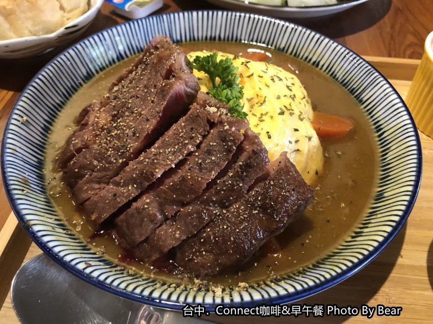 【台中】「Connect咖啡&早午餐，有正港鹹酥雞入菜的大份量早午餐（咖哩飯/歐姆蛋/手工烤餅/台灣大道上/近新光三越.大遠百）」
