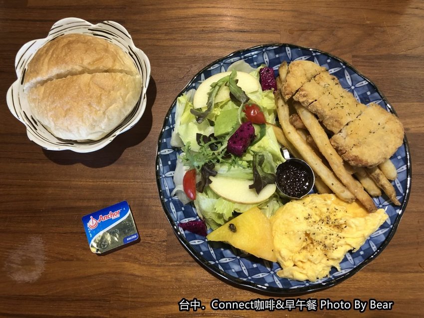 【台中】「Connect咖啡&早午餐，有正港鹹酥雞入菜的大份量早午餐（咖哩飯/歐姆蛋/手工烤餅/台灣大道上/近新光三越.大遠百）」