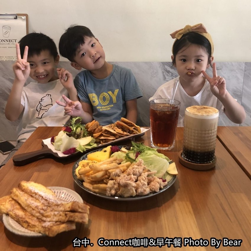 【台中】「Connect咖啡&早午餐，有正港鹹酥雞入菜的大份量早午餐（咖哩飯/歐姆蛋/手工烤餅/台灣大道上/近新光三越.大遠百）」