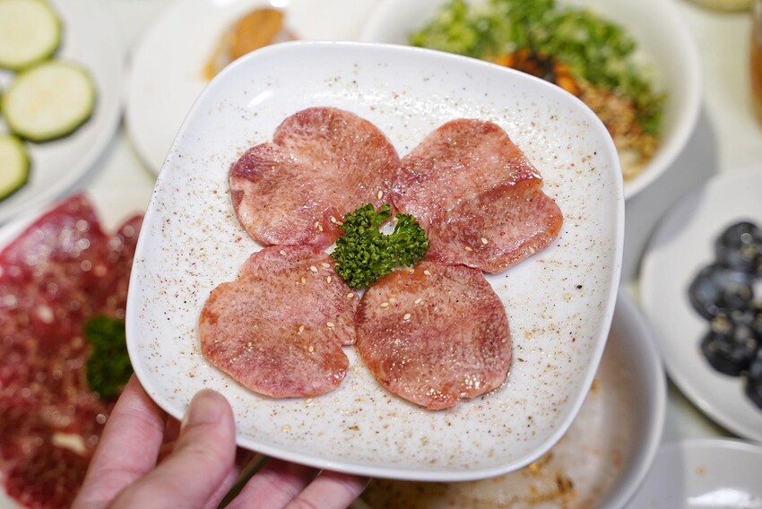 聚餐首選推薦！超人氣「Uncle Shawn 燒肉餐酒館」你吃過了嗎？是我N訪的燒肉店之一，每桌都有全程代烤服務，讓各位的用餐體驗都是最尊榮頂級的享受！ - 阿華田的美食日記