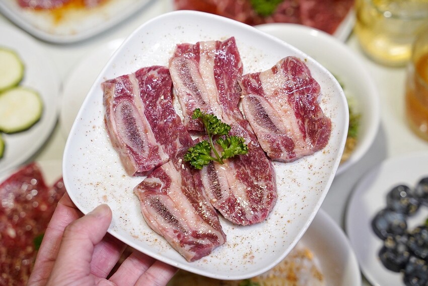 聚餐首選推薦！超人氣「Uncle Shawn 燒肉餐酒館」你吃過了嗎？是我N訪的燒肉店之一，每桌都有全程代烤服務，讓各位的用餐體驗都是最尊榮頂級的享受！ - 阿華田的美食日記