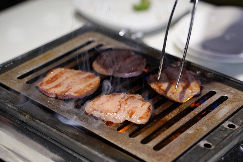 聚餐首選推薦！超人氣「Uncle Shawn 燒肉餐酒館」你吃過了嗎？是我N訪的燒肉店之一，每桌都有全程代烤服務，讓各位的用餐體驗都是最尊榮頂級的享受！ - 阿華田的美食日記