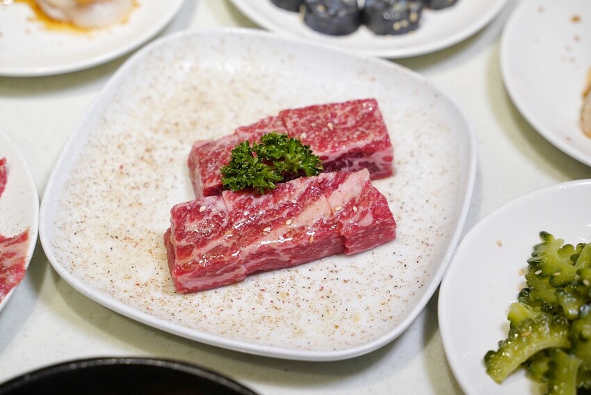 聚餐首選推薦！超人氣「Uncle Shawn 燒肉餐酒館」你吃過了嗎？是我N訪的燒肉店之一，每桌都有全程代烤服務，讓各位的用餐體驗都是最尊榮頂級的享受！ - 阿華田的美食日記