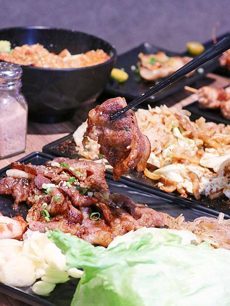 【東區美食】台北東區平價串燒生啤～串在一起～聚餐聚會小酌好去處～捷運忠孝敦化站串燒推薦～平價好吃