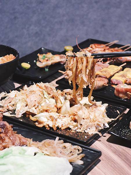 【東區美食】台北東區平價串燒生啤～串在一起～聚餐聚會小酌好去處～捷運忠孝敦化站串燒推薦～平價好吃