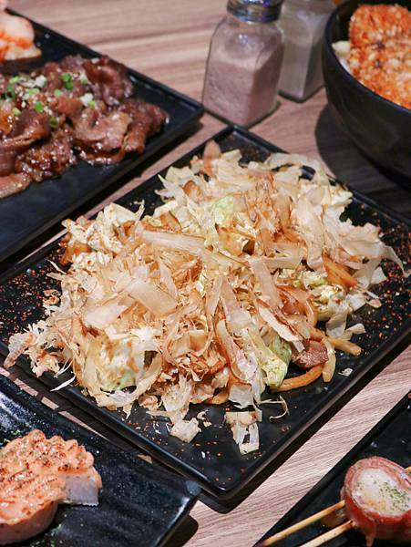 【東區美食】台北東區平價串燒生啤～串在一起～聚餐聚會小酌好去處～捷運忠孝敦化站串燒推薦～平價好吃