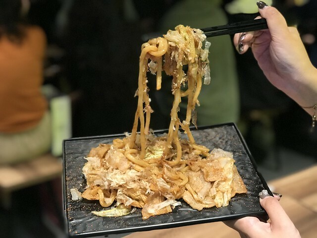 （忠孝敦化）東區串燒專賣店新開幕！超夯打卡牆網紅爭相朝聖－串在一起