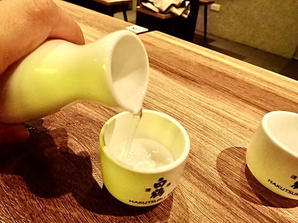 Jessica食記-「串在一起平價串燒/生啤」，台北大安區（東區）平價串燒推薦，CP值高與朋友週末晚上吃好吃的串燒與喝一杯首選，不收服務費