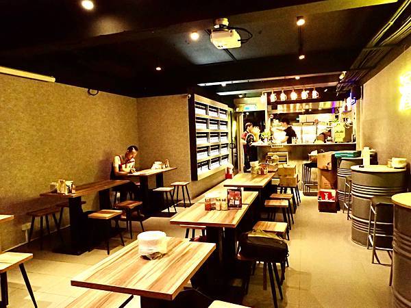 Jessica食記-「串在一起平價串燒/生啤」，台北大安區（東區）平價串燒推薦，CP值高與朋友週末晚上吃好吃的串燒與喝一杯首選，不收服務費